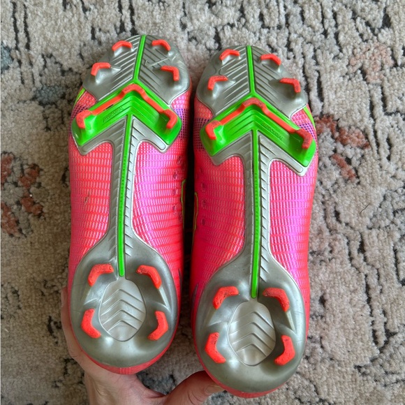 nike mercurial soccer cleats, size: 4,5 youth, value of up to 200$ (CAN) - Picture 3 of 3